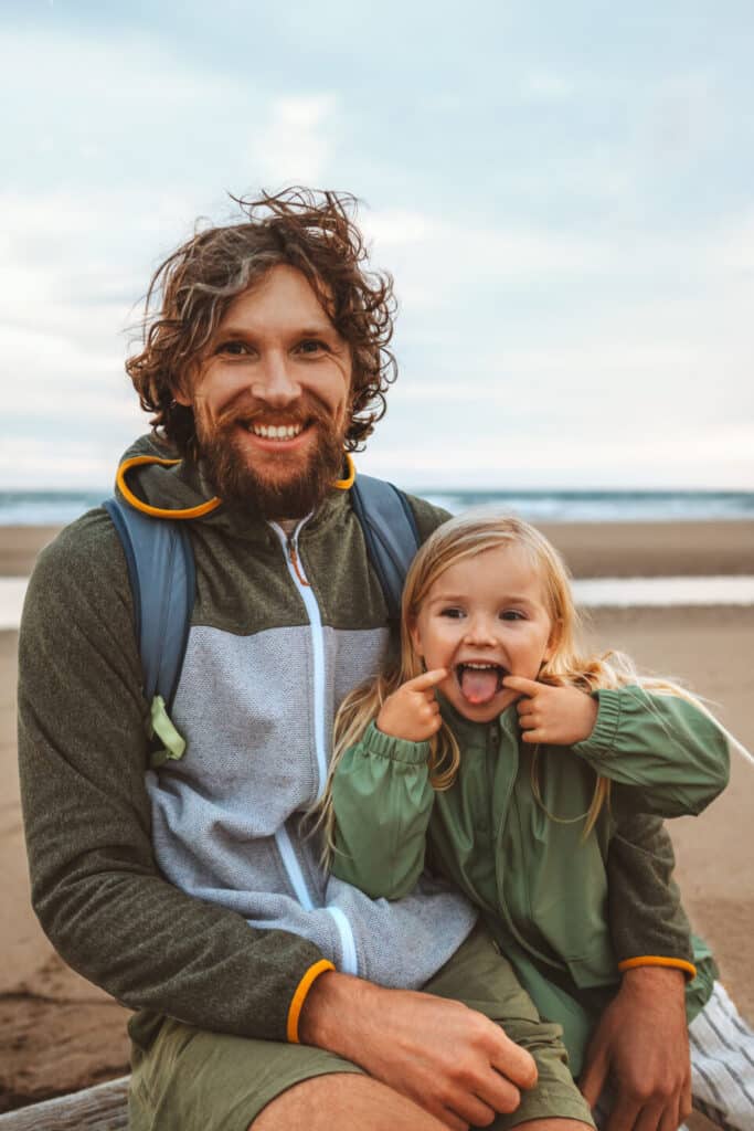 Père et fille heureux à la plage